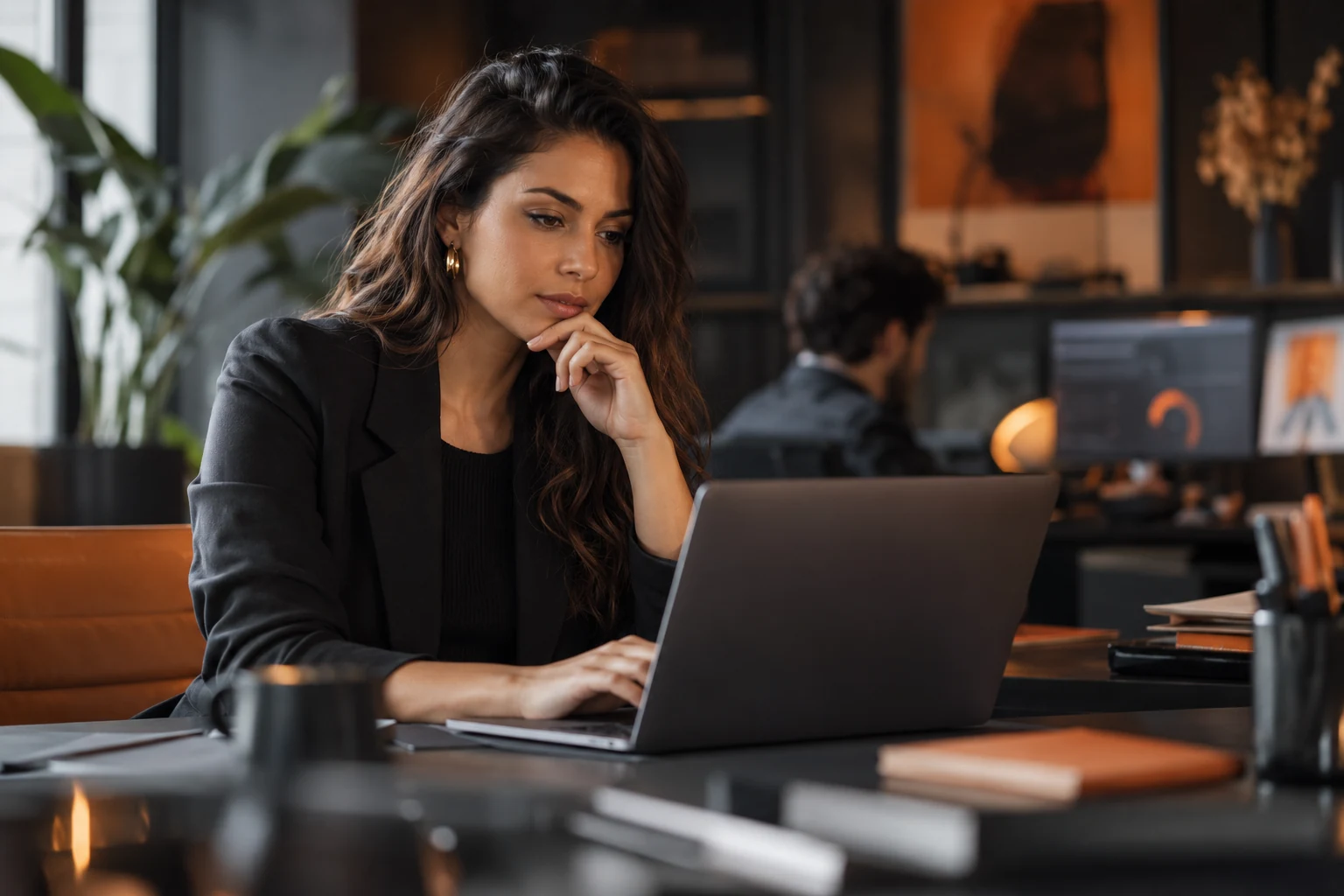 Estrategista analisando uma campanha digital em seu notebook