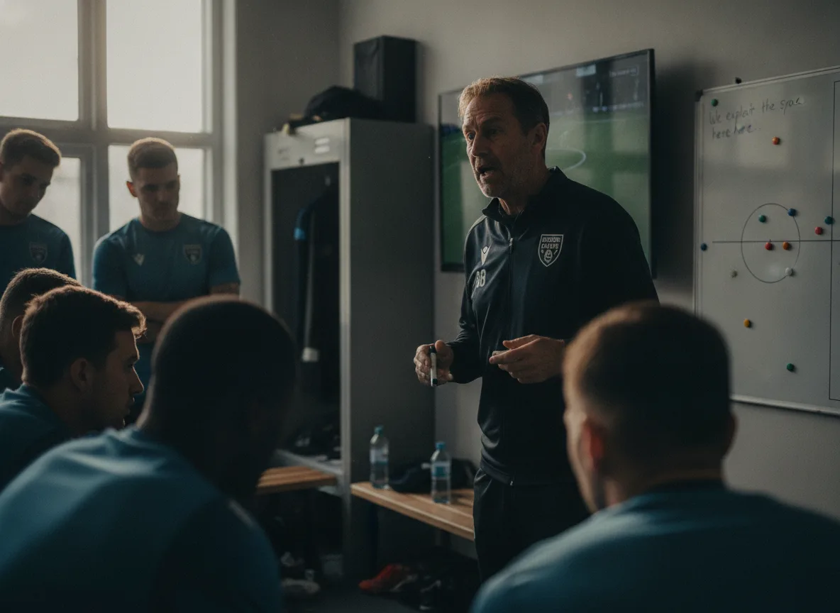Treinador fala com jogadores em sala com quadro tático | Imagine Company - Agência de Marketing e Vendas em Goiânia - GO - BRASIL
